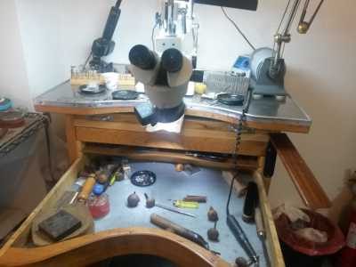 Il banchetto dell'incastonatura, con il microscopio utile per le pietre pi� piccole